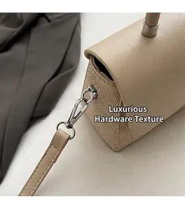 Détails du sac en cuir beige avec crochets métalliques argentés et textures de couture