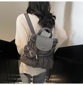 Vue arrière d'un sac à dos plissé gris foncé avec détail de nœud pour femmes