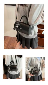 Détail du sac à main carré avec breloque coeur et bandoulière montré en trois vues