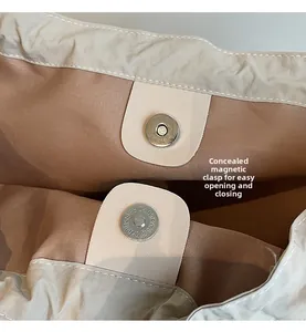Détail de la boucle magnétique invisible sur le sac en nylon avec doublure interne