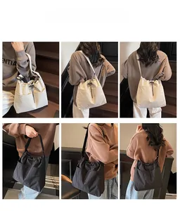 Détail des grands sacs seau en nylon à cordon en couleurs beige et noir