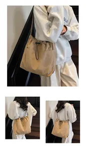 Vue détaillée du sac seau en nylon kaki avec cordon de serrage et grande poche frontale