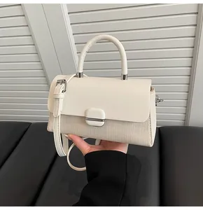 Détail du sac à main en toile tissée et cuir avec boucle métallique argentée élégante