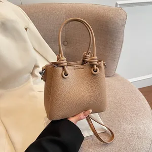 Sac Cabas Petit pour Femme en Cuir PU Grainé Litchi Sac à Bandoulière Seau Minimaliste Avec Poignée à Nœud et Accessoire de Charme d'Ours
