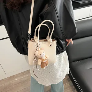 Sac seau en cuir grainé blanc crème avec adorable pendentif ours pour femmes