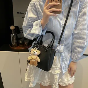Sac bandoulière tendance en cuir noir avec charm ours en peluche pour femme 2025
