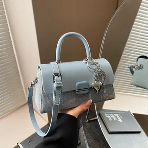 Sac à Épaule Tendance en Cuir PU et Tissu Patchwork Avec Pendentifs Coeur et Clé en Métal Sac Carré à Rabat pour Femme