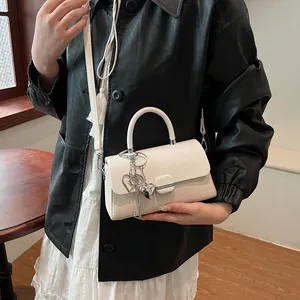 Petit sac carré beige minimaliste avec breloque cœur et texture tissée pour femmes