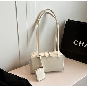 Dettaglio borsa a spalla rettangolare bianco crema con doppia zip e portamonete abbinato