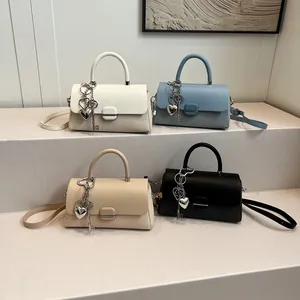 Petit sac carré chic avec texture tressée et breloque cœur disponible en quatre couleurs