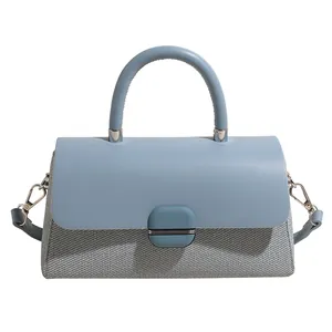 Sac à bandoulière minimaliste bleu ciel et gris avec texture tissée élégante