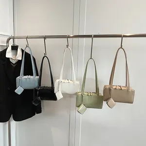 Borse a spalla minimaliste in cinque colori con mini ciondoli e doppia cerniera lampo