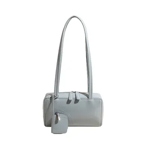 Borsa sottobraccio minimalista azzurra con cerniera e mini custodia abbinata