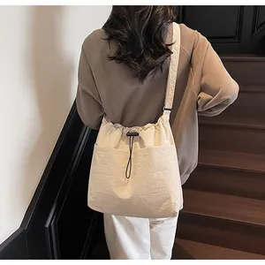 Détail macro du tissu en nylon beige avec cordon de serrage et grandes poches avant