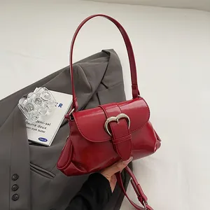 Sac Sous les Bras en Cuir PU à Boucle Coeur pour Femme Plissé Brillant Sac à Épaule Bandoulière Rétro Couleur Unie Main