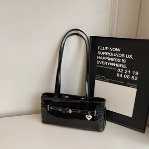 Sac Sous le Bras en Cuir Verni à la Mode pour Femme Sac à Épaule Minimaliste en PU Avec Pendentif Coeur et Boucle de Ceinture