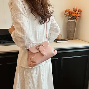Sac à épaule en cuir verni rose avec boucle cœur argentée dans un décor élégant et chic