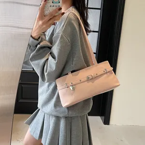 Sac sous le bras en cuir verni rose brillant avec pendentif cœur en argent et boucle