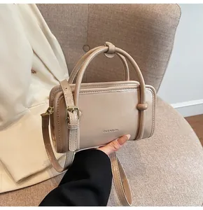 Vue détaillée du sac à main en cuir beige avec logo CLEAROK et garnitures en métal doré brillant