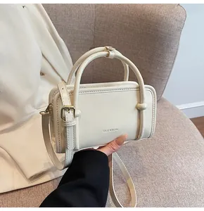 Détail du sac à main en cuir crème avec logo CLEARON embossé et finitions dorées élégantes
