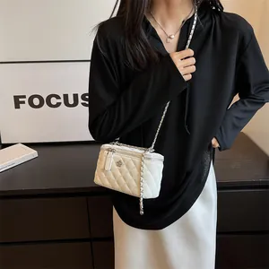 Borsa a tracolla trapuntata bianca chic con catena argento e fibbia floreale decorativa
