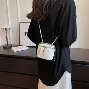 Mini borsa trapuntata bianca elegante con catena dorata e tiretto lampo a fiori
