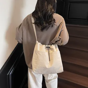 Sac à Épaule Plissé en Nylon de Grande Capacité Avec Cordon de Serrage Sac Bandoulière Décontracté Seau pour Voyage Loisirs Femme Sac à Main Résistant à l'Usure