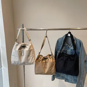 Grands sacs seau en nylon à cordon en beige kaki et noir pour le voyage
