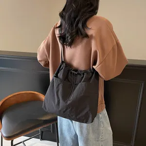 Sac seau en nylon noir à cordon avec texture plissée pour voyage et décontracté