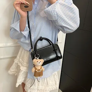 Petit sac à main noir brillant minimaliste avec pendentif ours et bandoulière