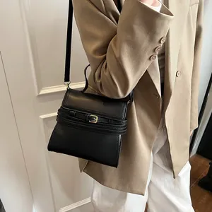 Sac à main bandoulière noir élégant avec détail de ceinture et boucle dorée pour femme
