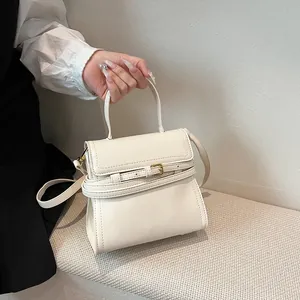 Sac à main bandoulière blanc crème en cuir avec poignée et boucle dorée