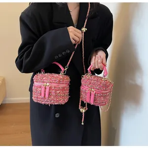 Détails de sacs box en tweed rose avec bandoulières en chaîne dorée et métal brillant
