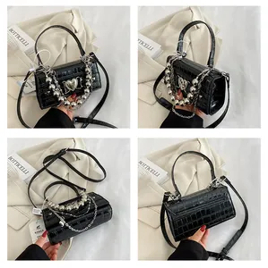 Détails du mini sac noir crocodile avec boucle coeur argentée et chaîne à billes métal