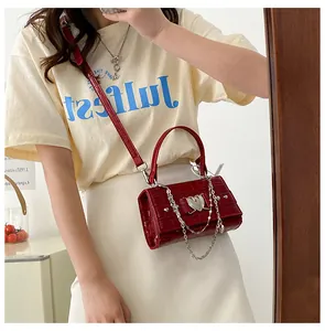 Détail du mini sac rouge effet crocodile avec fermoir coeur argenté et chaîne métal