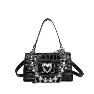 Mini sac à main punk Y2K noir avec motif crocodile et boucle coeur argentée stylisée