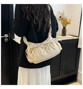 Vue détaillée du sac en nylon avec texture plissée et petit nœud décoratif pour femme