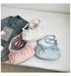 Sacs à bandoulière en nylon blanc, rose et bleu avec détails de nœuds pour le quotidien