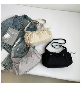 Détails des sacs à bandoulière en nylon trois couleurs avec nœud élégant et tissu plissé