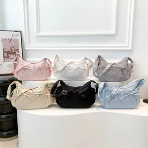Grands sacs croissants en nylon avec nœud papillon présentés en six couleurs pastel