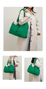 Detalle del bolso tote acolchado verde con ribete de cuerda y colgante de oveja