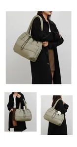 Detalle del bolso tote acolchado verde caqui con asas de cuerda negra usado por una modelo