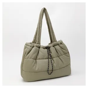 Detalle del bolso acolchado verde oliva con cordón ajustable y correa de hombro acolchada