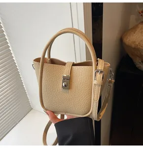 Détail du sac à main en cuir synthétique grainé beige avec garnitures argentées