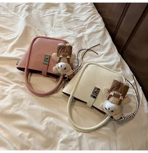Détails de sacs seau en cuir avec pendentifs ours et fermoirs métalliques