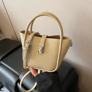 Sac Seau pour Femmes en Cuir PU Motif Litchi Minimaliste Urbain Fermoir Métallique Argenté Sac à Main Avec Pendentif Ours en Option Sac à Bandoulière