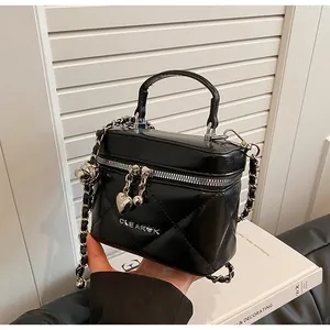 Detail der gesteppten Handtasche mit herzförmigen Reißverschlüssen und silbernem Metall-Logo