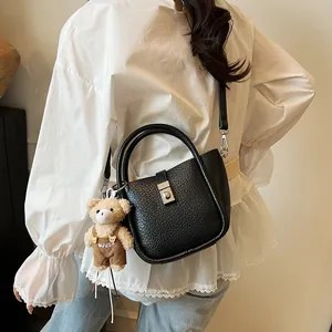 Sac seau chic en cuir grainé noir avec un porte-clés ours mignon pour femmes