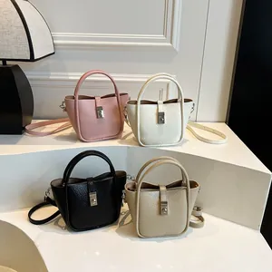 Sacs seaux chics pour femmes en rose, blanc, noir et beige avec grain litchi