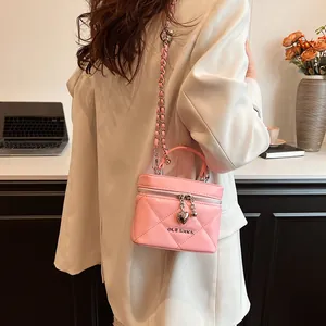 Rosa gesteppte Lederhandtasche mit Herzanhänger und silbernem Kettenriemen